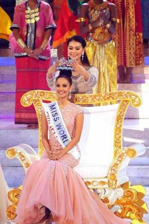 outgoing title holder Wenxia Yu crowning Miss World 2013 Megan Young from the Philippines!  via yahoo