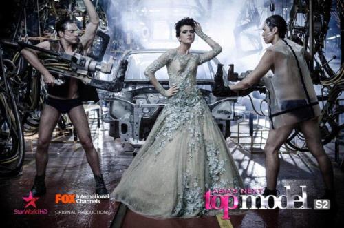 Again, it's the same expression from Katarina. I don't know what to make of her. The girl's got the personality of a top model but does she have the goods to prove it? This shot isn't working at all. It's either they're keeping her for her personality rathern than her body of work. Step it up baby Katja!